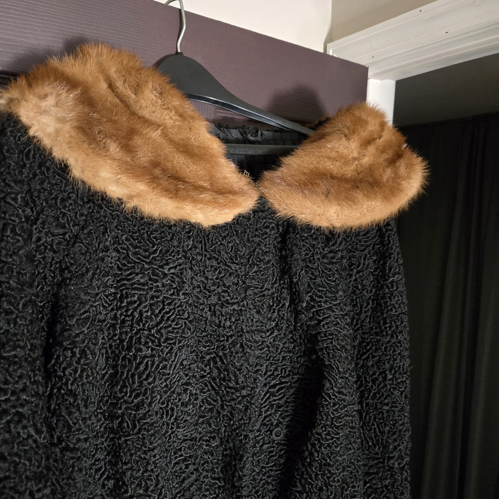 Elegant Vintage Helen Rose Of Memphis  Fur Collar Embroidered Name Belle C Weiss